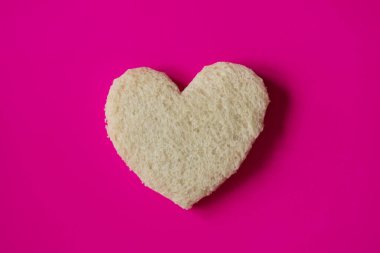 Sevgililer gününde romantik bir kahvaltı için kalp şeklinde bir dilim ekmek..