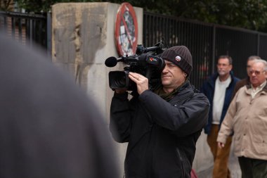 Zaragoza, İspanya - 01 Ocak 2014. Hiçbir vatandaş platformunu kırmayan Aragon hidrolik kırılmaya karşı Ebro Hidrografi Konfederasyonu önünde gösteri yapıyor..