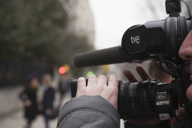 Zaragoza, İspanya - 01 Ocak 2014. Hiçbir vatandaş platformunu kırmayan Aragon hidrolik kırılmaya karşı Ebro Hidrografi Konfederasyonu önünde gösteri yapıyor..