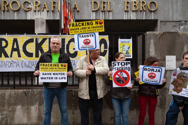 萨拉戈萨 西班牙 2014年1月1日 阿拉贡没有压裂的市民平台在Ebro水文联合会前举行示威 反对水力压裂 — 图库照片