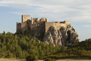 11. ve 12. yüzyıldan kalma Aragonlu şatonun ortaçağ dış görünüşü, Romanca mimari tarzı, Huesca bölgesi, Aragon, İspanya, Avrupa.