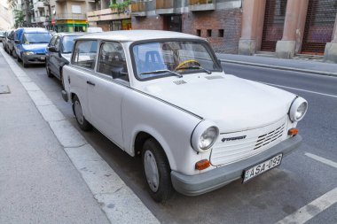 Budapeşte, Macaristan - 17 Temmuz 2012: 1960 'ların klasik bir Trabant koleksiyoncusu arabası, Doğu Avrupa' da yapılmış, çok eski ve klasik, Budapeşte 'de bir sokakta park edilmiş..