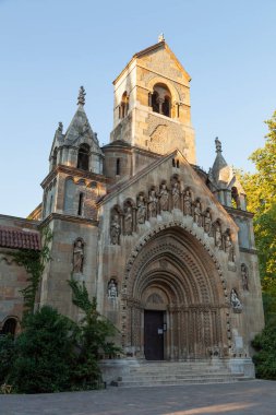 Budapeşte, Macaristan - 18 Temmuz 2012: Budapeşte 'deki ünlü Vajdahunyad Şatosu' nda gün batımında şehir parkında bulunan Jaki Şapeli 'nin rahatlatıcı ve heykel manzarası.