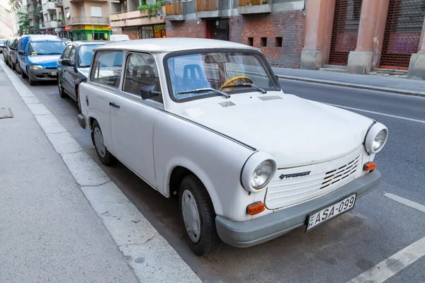 2012年7月17日 1960年代のトラバント コレクターの車が 東ヨーロッパで作られ ブダペストの通りに駐車された — ストック写真