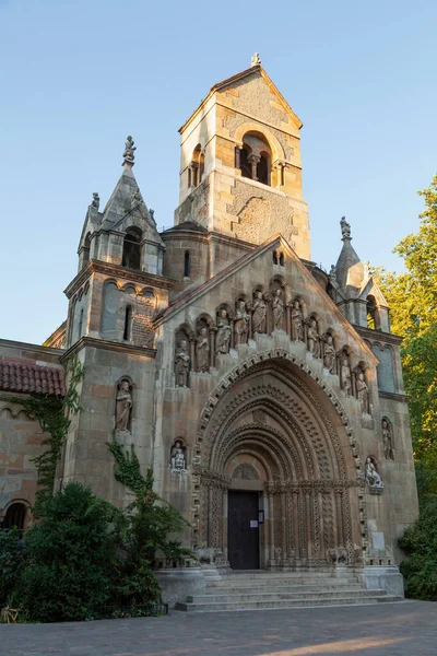 Budapeşte, Macaristan - 18 Temmuz 2012: Budapeşte 'deki ünlü Vajdahunyad Şatosu' nda gün batımında şehir parkında bulunan Jaki Şapeli 'nin rahatlatıcı ve heykel manzarası.