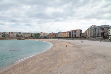 La Coruna - İspanya - 1 Ağustos 2012: Galiçya 'nın kuzeyindeki La Coruna şehrinde bulutlu ve soğuk bir yaz gününde boş Orzan ve Riazor plajlarını görmek.