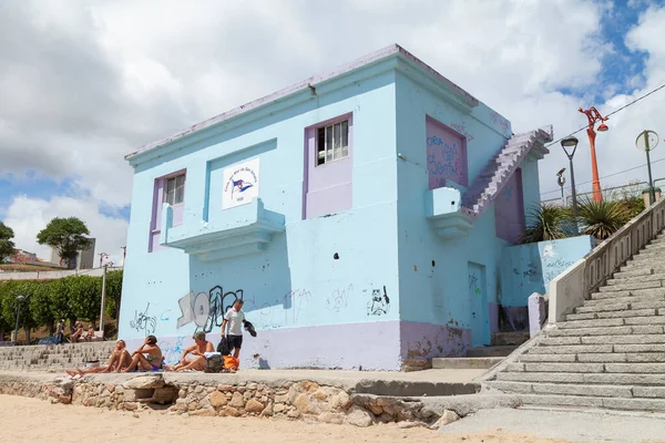 2012年8月1日 西班牙拉科鲁纳 人们在加利西亚北部拉科鲁纳市同名海滩的Del Mar San Amaro俱乐部旧楼旁边晒日光浴 — 图库照片