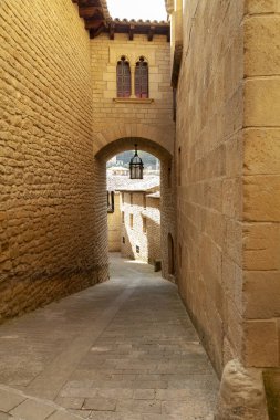 Ortaçağdan kalma evler ve eski binaların olduğu sokaklar, İspanya 'nın Aragon eyaletinin Zaragoza ilindeki Cinco Villas bölgesinde bulunan Uncastillo kasabasında..