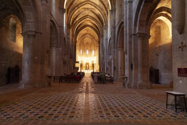 Vera de Moncayo, İspanya - 08 Temmuz 2012: Santa Maria de Veruela Kraliyet Manastırı 'nın Roma Gotik tarzı kilisesinin merkezi nave Tarazona y el Moncayo, İspanya, Aragon, İspanya.
