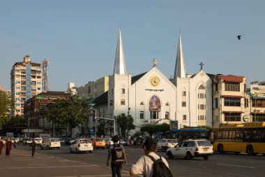 Yangon, Myanmar - 19 Aralık 2019: Maha Bandula Yolu 'ndaki Maha Bandula Parkı yakınlarındaki trafik ile çevrili Emmanuel Baptist Kilisesi' nin doğusundaki genel manzara.