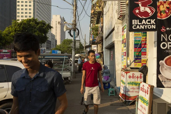 Yangón Myanmar Diciembre 2019 Peatones Caminando Por Acera Sule Llena —  Fotos de Stock