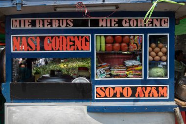 Jakarta, Endonezya - 20 Ekim 2019 Nasi Goreng, mie ayam, bakso satan sokak yemekleri tezgahı. Merkez Jakarta bölgesinde tipik Endonezya yemekleri. Seyahat fotoğrafçılık.