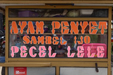 Jakarta, Endonezya - 20 Ekim 2019 Nasi Goreng, mie ayam, bakso satan sokak yemekleri tezgahı. Merkez Jakarta bölgesinde tipik Endonezya yemekleri. Seyahat fotoğrafçılık.