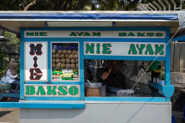 印度尼西亚雅加达 2019年10月20日 街道食品店 出售Nasi Goreng Mie Ayam Bakso 典型的印度尼西亚食品 雅加达中部地区 — 图库照片