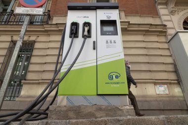 Madrid, İspanya - 07 Şubat 2021: Madrid şehir merkezinde elektrikli ve hibrit arabaların şarj noktası. Elektrik ve sürdürülebilirlik için kamu yollarındaki şarj istasyonu.