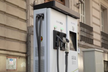 Madrid, İspanya - 07 Şubat 2021: Madrid şehir merkezinde elektrikli ve hibrit arabaların şarj noktası. Elektrik ve sürdürülebilirlik için kamu yollarındaki şarj istasyonu.