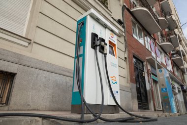 Madrid, İspanya - 07 Şubat 2021: Madrid şehir merkezinde elektrikli ve hibrit arabaların şarj noktası. Elektrik ve sürdürülebilirlik için kamu yollarındaki şarj istasyonu.