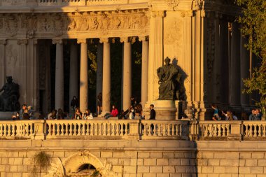 Madrid, İspanya - 29 Eylül 2020: İnsanlar Alfonso XII Anıtı 'nda gün batımının keyfini çıkarıyorlar, Buen Retiro Parkı' nda, park merkezine yakın yapay bir gölün doğu kıyısında..