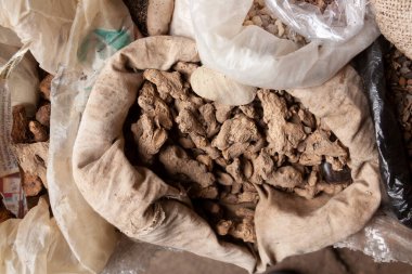 Silvia, Kolombiya - 16 Kasım 2010: Cauca vadisindeki Silvia Market 'te tipik yerel ürünler. Tüpler, patatesler, kökler, vs..