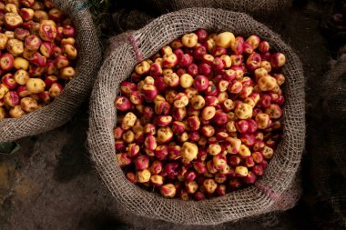 Silvia, Kolombiya - 16 Kasım 2010: Cauca vadisindeki Silvia Market 'te tipik yerel ürünler. Tüpler, patatesler, kökler, vs..