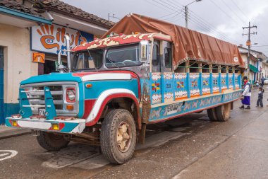 Silvia, Kolombiya - 16 Kasım 2010: Parlak renklerle süslenmiş bir otobüs, yakınlardaki Silvia, Cauca Vadisi, Kolombiya 'dan ayrılmak için insanlarla dolup taşmayı bekliyor..
