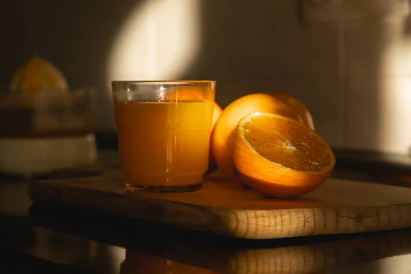 Göra Färskpressad Apelsinjuice Hemma För Hälsosam Frukost Medan Första Ljusen — Stockfoto