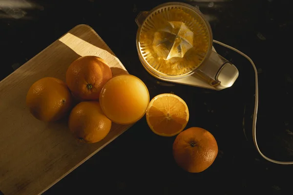 Membuat Jus Jeruk Segar Rumah Untuk Sarapan Yang Sehat Sementara — Stok Foto