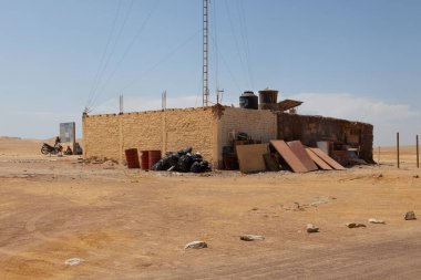 Paracas, Peru - 17 Nisan 2014: Eski kulübe, Paracas Çölü 'nün ortasında, Playa Las Minas, Pisco, Ica Bölümü, Peru.