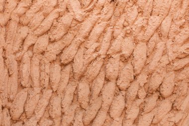 Ambel 'de, Campo de Borja bölgesinde, Zaragoza, Aragon, İspanya' da küçük bir kasabada, çimento ve somon pembesi ile sıralanmış bir cephenin fotoğrafı ve arka planı..