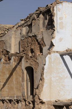 İspanya 'nın Aragon bölgesindeki Campo de Borja bölgesinde, küçük Ambel kasabasında, yıkıntılı duvarları olan bir evin kalıntıları. Nüfus azalması ve İspanya 'nın boşaltılmasının görünür etkisi.