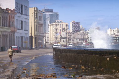 Havana, Küba - 23 Mart 2010: Havana 'nın merkezindeki Malecon gezinti güvertesini koruyan duvarın üzerinden atlayan güçlü bir dalga tüm kaldırımı rüzgarlı bir günde ıslak ve alglerle doldurdu..