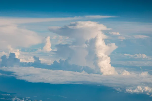 Cumulonimbus ve çeşitli tipteki bulutlar, Sorong 'dan gelen bir uçuşla Batı Papua üzerinde uçarken havadan fotoğraflandı. Aşağıda, Endonezya 'nın Raja Ampat adaları ve denizleri var..