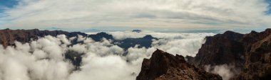 İspanya 'nın Kanarya Adaları, La Palma adasındaki Roque de los Muchachos' un tepesinden bulutların ve volkanik dağların etkileyici manzarası..