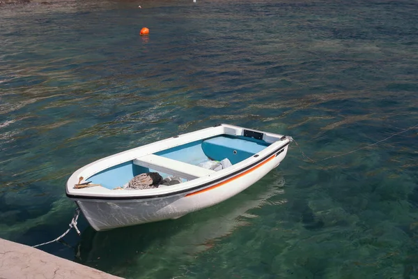 Mykonos Griechenland April 2012 Fischerboot Vor Anker Einem Kleinen Hafen — Stockfoto