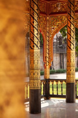 Bangkok Ulusal Müzesi 'ndeki Phra tamnak Daeng' in yanındaki sütunlarına bitki motifleri çizilmiş küçük tapınak ya da şapel..