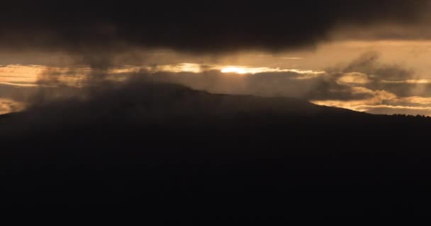 Timelapse Videó Lélegzetelállító Nyári Naplemente Tájak Hegyvidéki Ködös Felhőkkel Teli — Stock videók