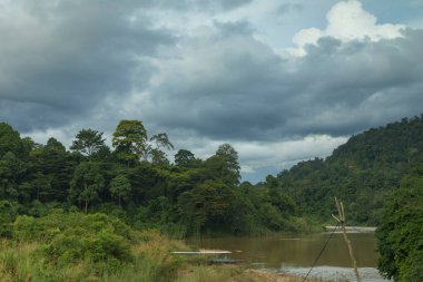 Fırtınalı bir günde, Tembeling Nehri ve etrafındaki ormanın, dünyanın en eski tropikal yağmur ormanı olan Taman Negara Malezya olarak da bilinen Malezya Ulusal Parkı 'ndaki manzara fotoğrafı..