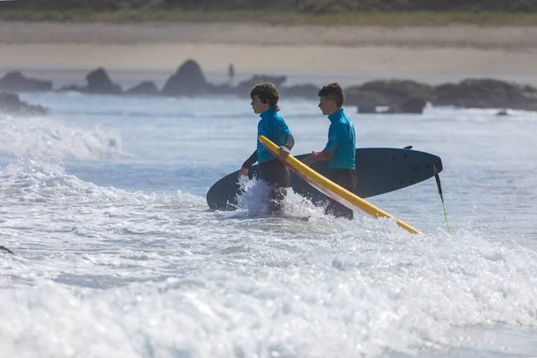 Galicia España Agosto 2020 Niños Jóvenes Entran Agua Protegidos Con — Foto de Stock