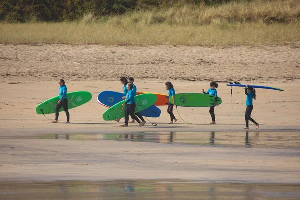 스페인갈리시아 2020 에스파냐 산안토니오 해변에서 파도타기 교습을 시작하기 소녀와 소년들이 — 스톡 사진