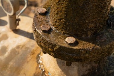 Gallur, İspanya - 27 Temmuz 2020: Ribera Alta del Ebro, Aragon 'daki tarım-sanayi altyapılarına örnek olarak, sulama piposu.