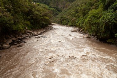 Urubamba ya da Vilcanota Nehri 'nin çalkantılı suları Amazon bulut ormanlarını geçerek Machu Picchu yakınlarındaki Aguas Calientes kasabasından geçer..