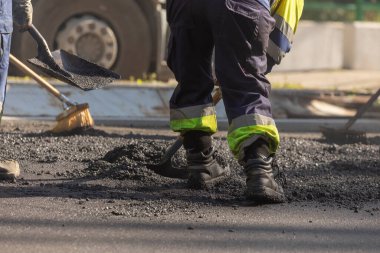 Madrid, İspanya - 5 Mayıs 2021: Madrid, Retiro 'da sokakları bakım ve asfaltlama yapan işçiler, asfalt kaldırım makinesi ve rulo işçilerinin çalışmalarını tamamlıyorlar.