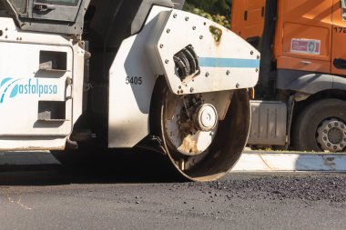 Madrid, İspanya - 5 Mayıs 2021: Madrid şehir merkezindeki caddelerin bakım, rehabilitasyonu ve kaldırımları, asfalt bitirici ve diğer makine ve araçlar kullanılarak.