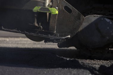 Madrid, İspanya - 5 Mayıs 2021: Madrid şehir merkezindeki caddelerin bakım, rehabilitasyonu ve kaldırımları, asfalt bitirici ve diğer makine ve araçlar kullanılarak.