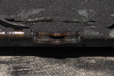 Madrid, İspanya - 5 Mayıs 2021: Madrid şehir merkezindeki caddelerin bakım, rehabilitasyonu ve kaldırımları, asfalt bitirici ve diğer makine ve araçlar kullanılarak.