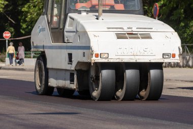 Madrid, İspanya - 5 Mayıs 2021: Madrid şehir merkezindeki caddelerin bakım, rehabilitasyonu ve kaldırımları, asfalt bitirici ve diğer makine ve araçlar kullanılarak.