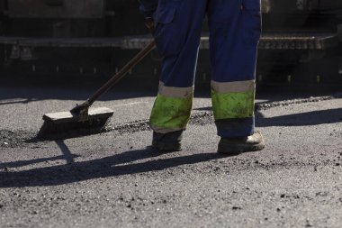 Madrid, İspanya - 5 Mayıs 2021: Madrid, Retiro 'da sokakları bakım ve asfaltlama yapan işçiler, asfalt kaldırım makinesi ve rulo işçilerinin çalışmalarını tamamlıyorlar.