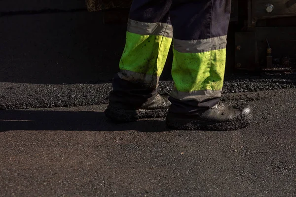 Las Botas Trabajador Realizando Mantenimiento Asfaltado Calles Madrid Distrito Retiro —  Fotos de Stock