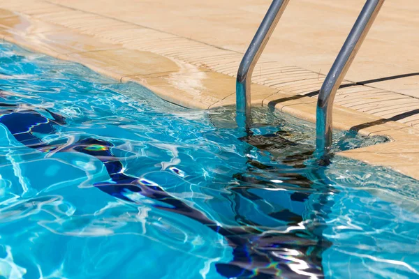夏日阳光明媚 天气炎热 位于西班牙阿拉贡市加卢尔市一个游泳池边的楼梯通往水口 — 图库照片