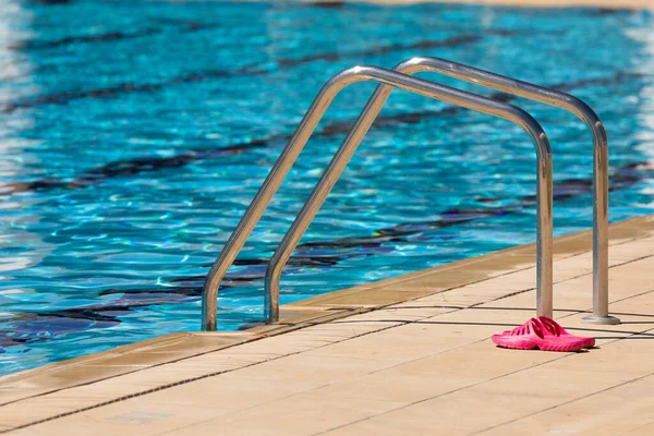 阳光明媚的夏日 西班牙阿拉贡市加卢尔市一个游泳池边的不锈钢水梯旁边 有粉色翻滚的水槽 — 图库照片